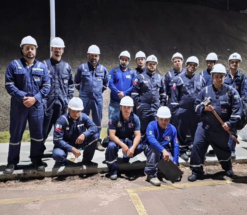 Equipe MTSUB de mergulhadores e técnicos